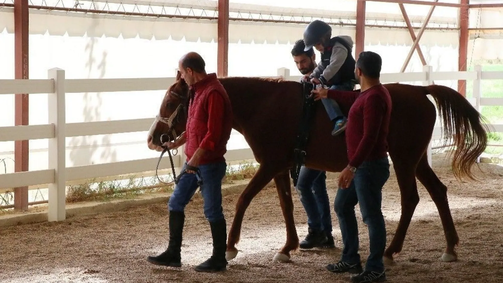 Engelli çocuklara at üstünde terapi
