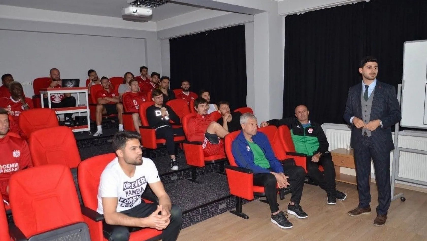 Sivasspor'da futbolculara beslenme eğitimi verildi
