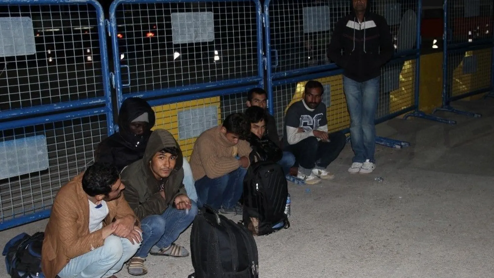 'Asker' bileti kesilen yolcular kaçak göçmen çıktı
