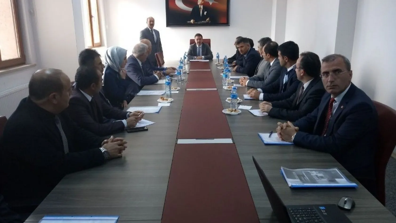 İl Milli Eğitim Müdürü Ercan Yıldız, Narman'da okul müdürleriyle toplantı yaptı

