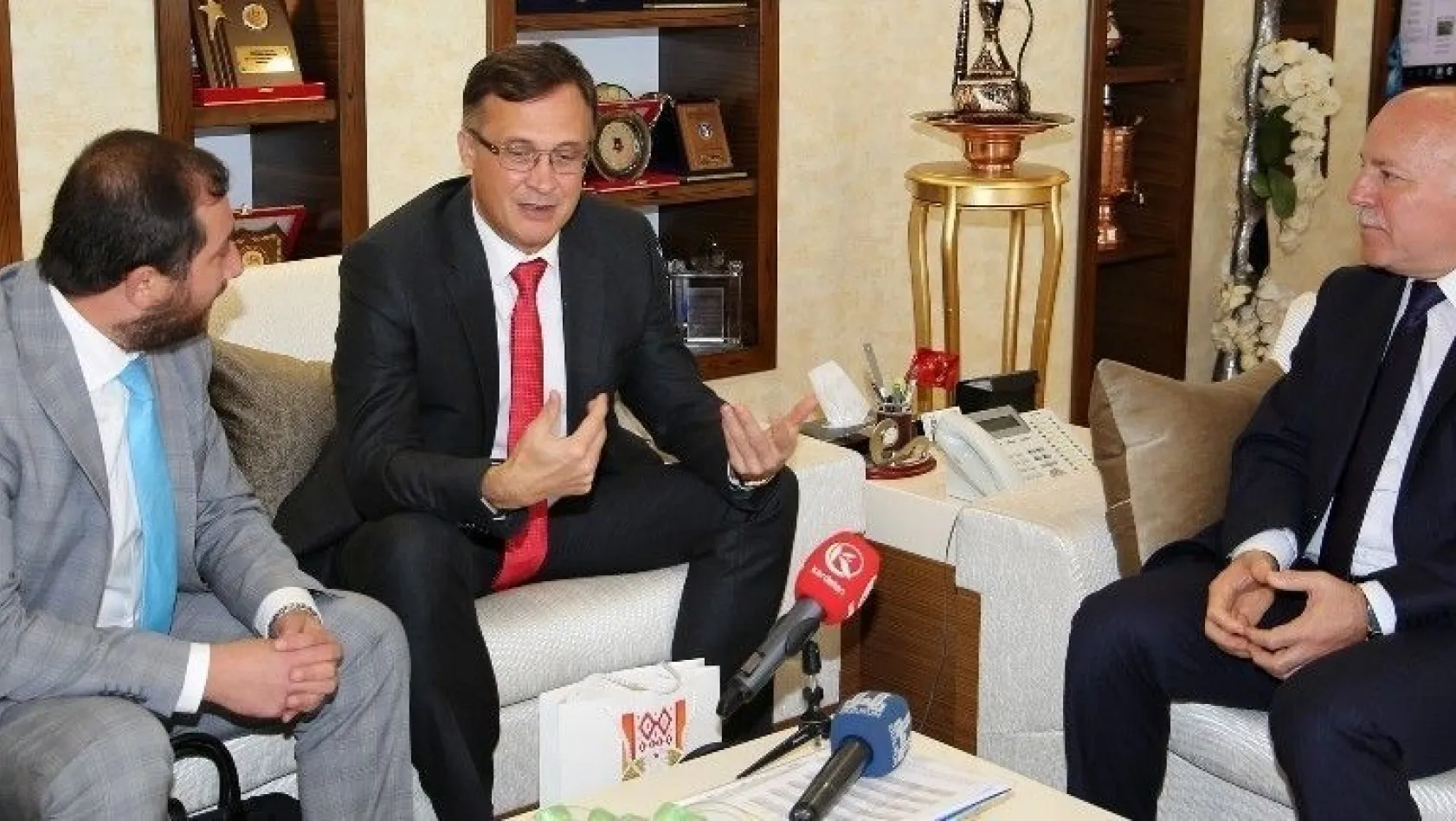 Belarus Ankara Büyükelçisi Savinykh Başkan Sekmen'i ziyaret etti
