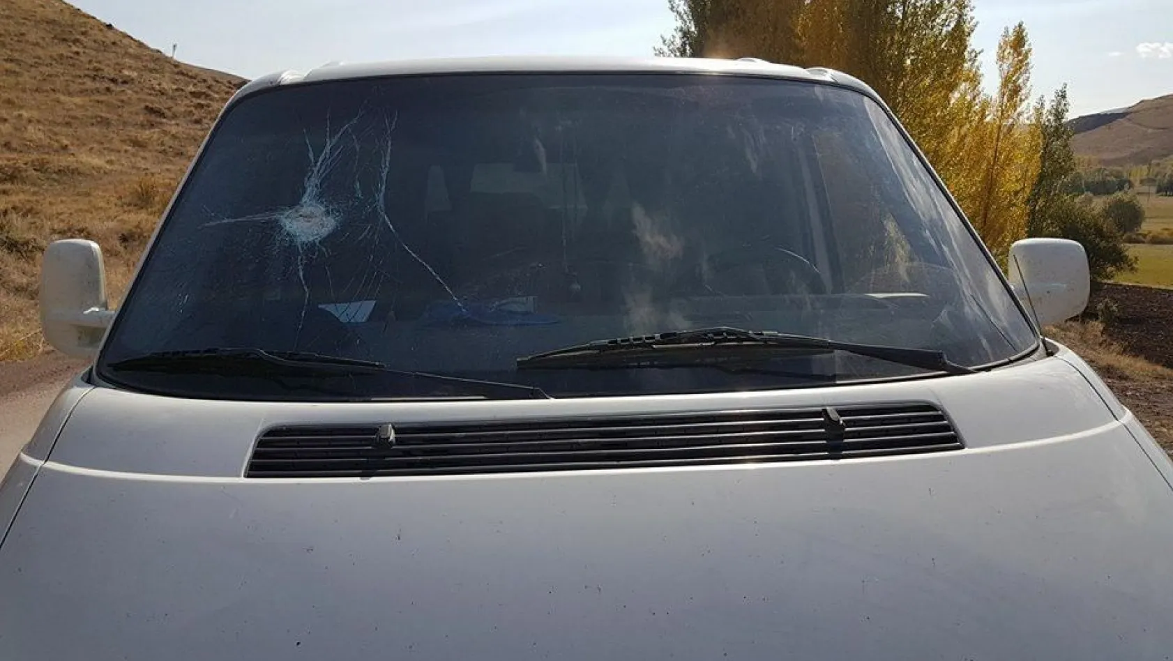 Erzincan'da avcılar kazmalı saldırıya uğradı
