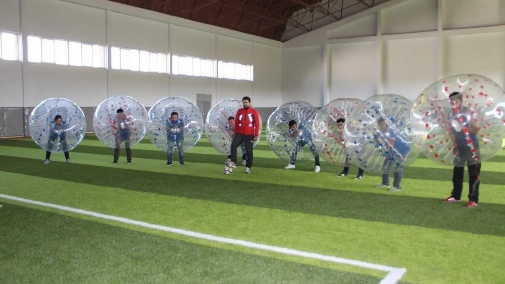 Erzurumlular balon futbolu ile stres atıyor
