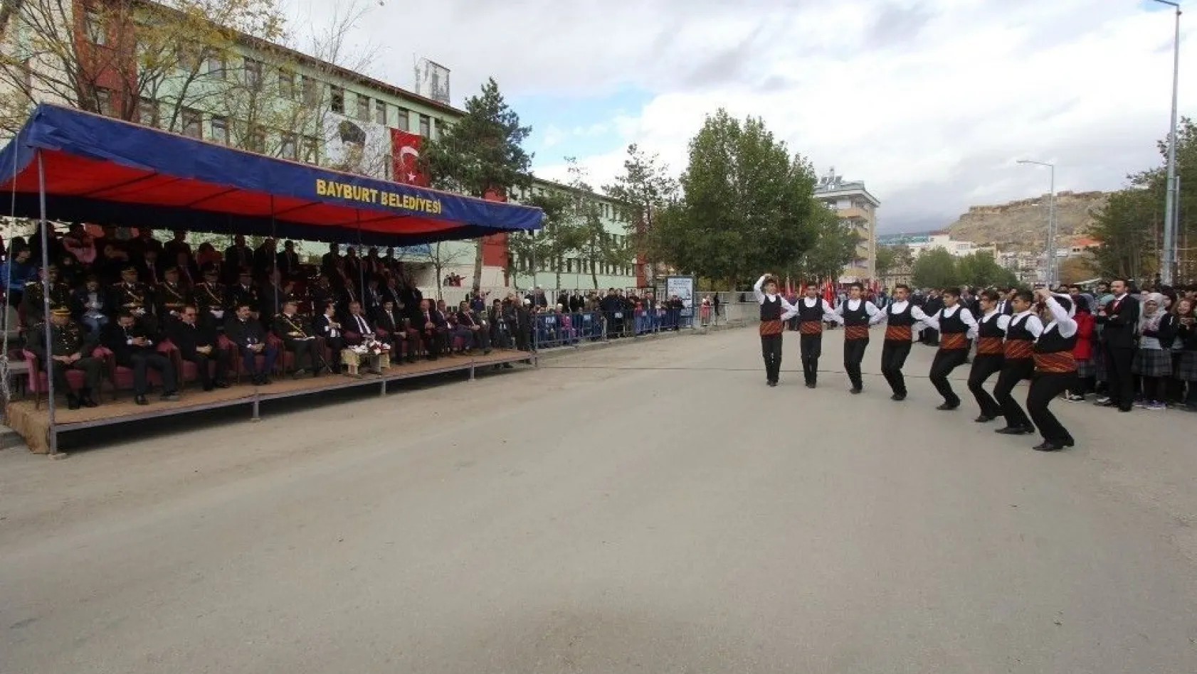 İspir'de protokol ve güvenlik güçleri horon oynayarak Cumhuriyet Bayramını kutladı
