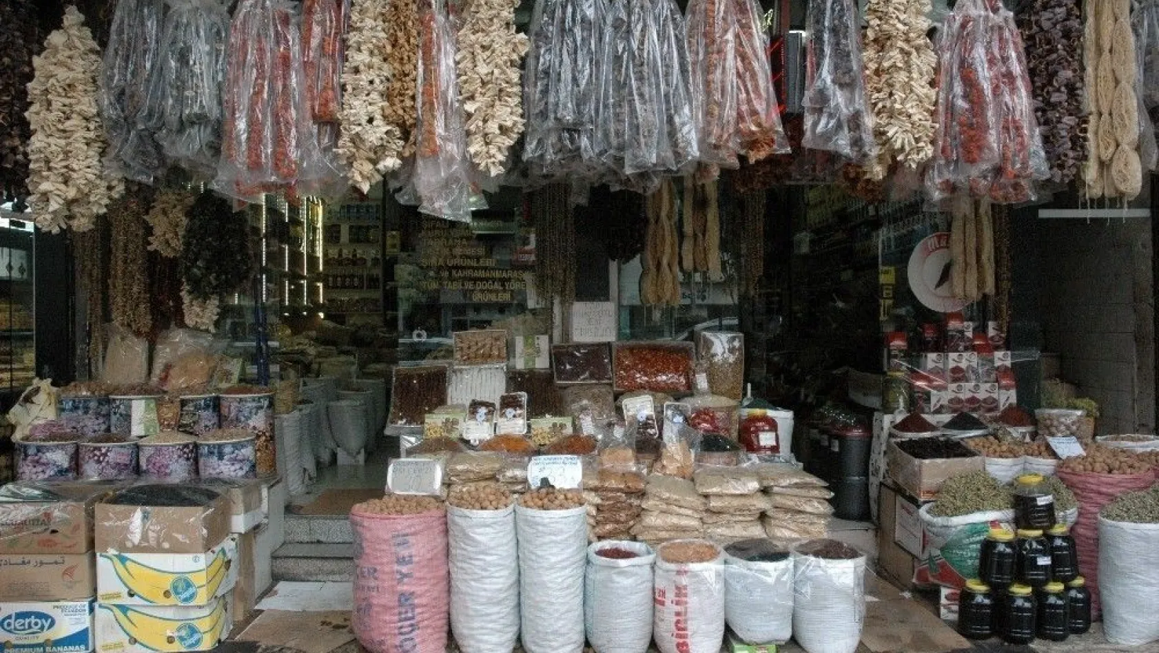 Kahramanmaraş'ta kışlık yiyecekler tezgahları süsledi
