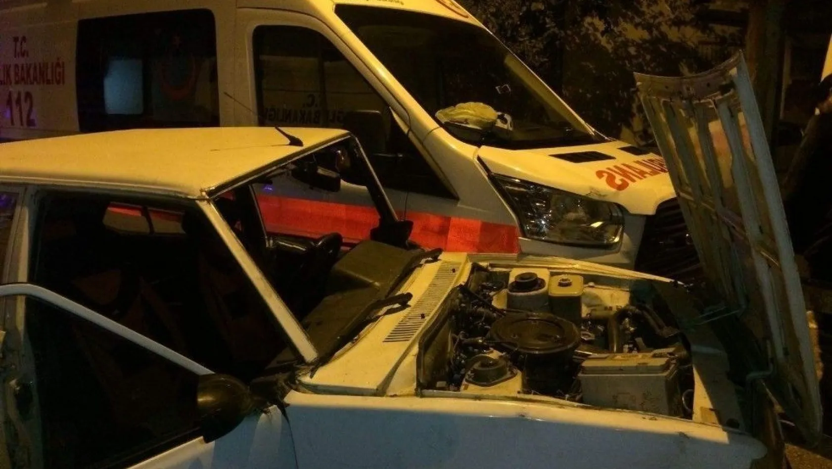Ambulans ile otomobil çarpıştı: 4 yaralı
