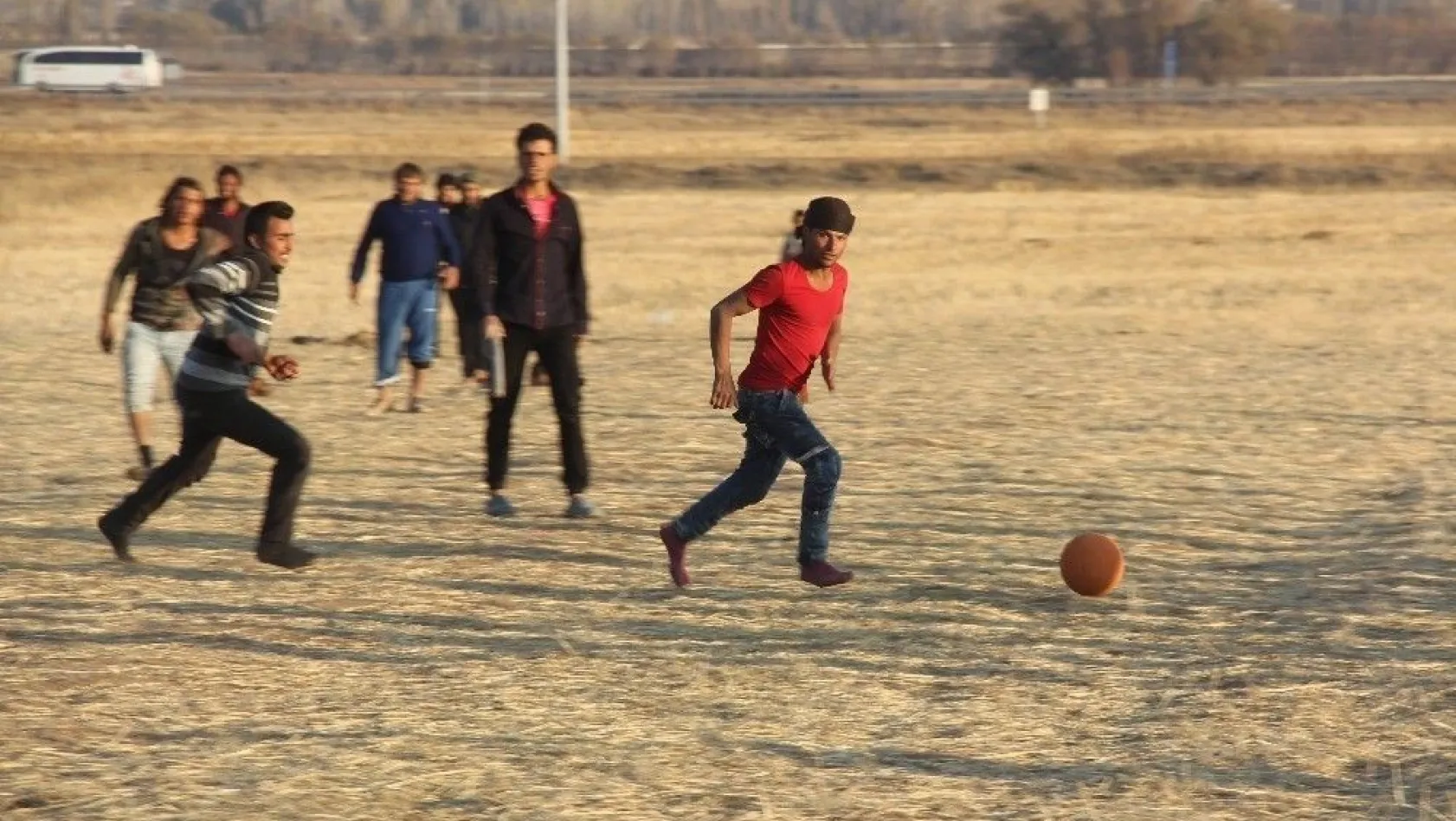 Suriyeli tarım işçilerinin futbol keyfi

