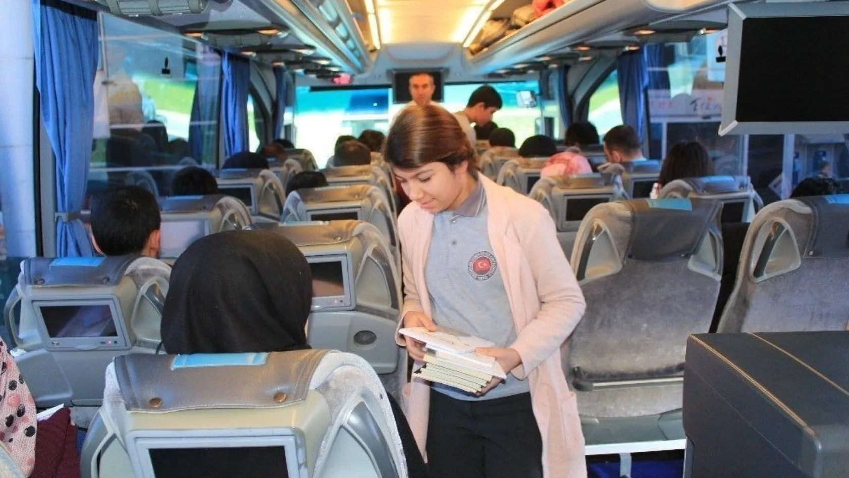 Erzincanlı öğrencilerden yolculara kitap jesti
