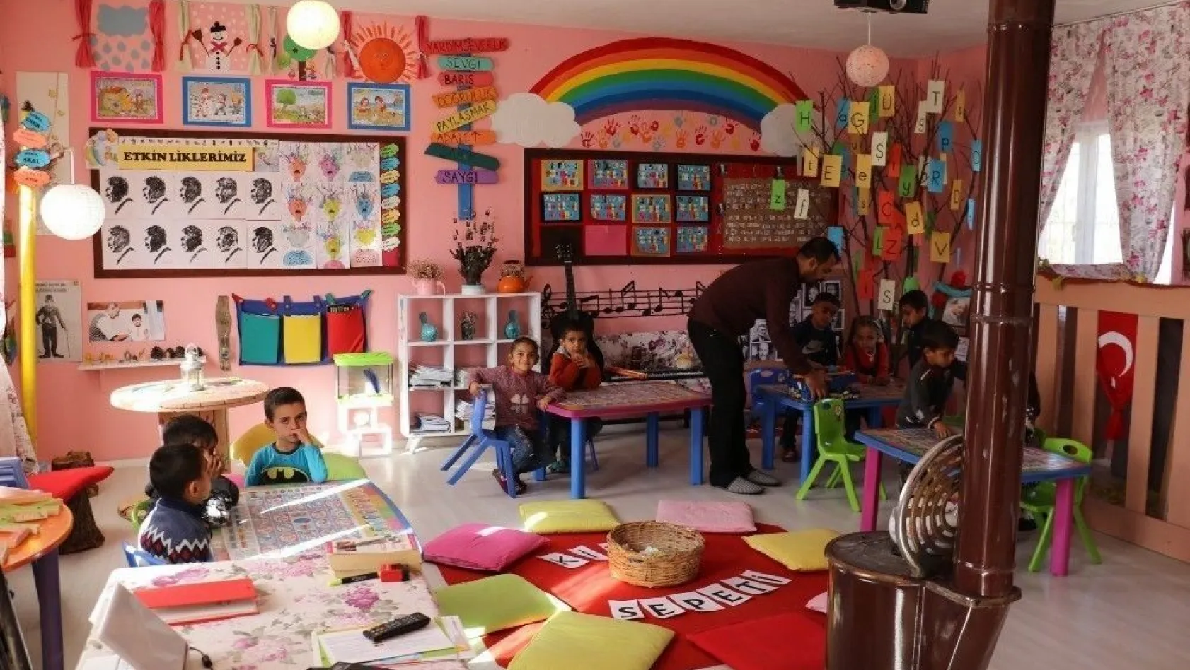 Diyarbakır'daki bu okulda öğrenciler eve gitmek istemiyor
