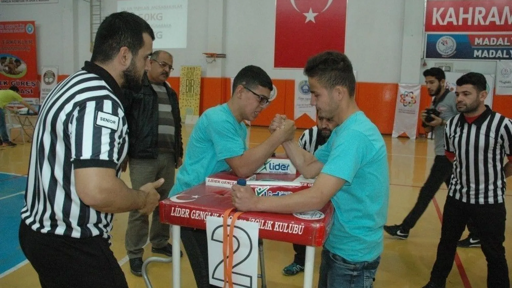 Kahramanmaraş'ta Genç Erkekler Bilek Güreşi Şampiyonası
