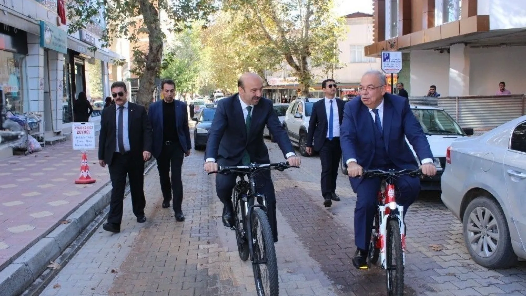 Bakan Yardımcısı Tüfekçi şehir merkezini bisikletle gezdi

