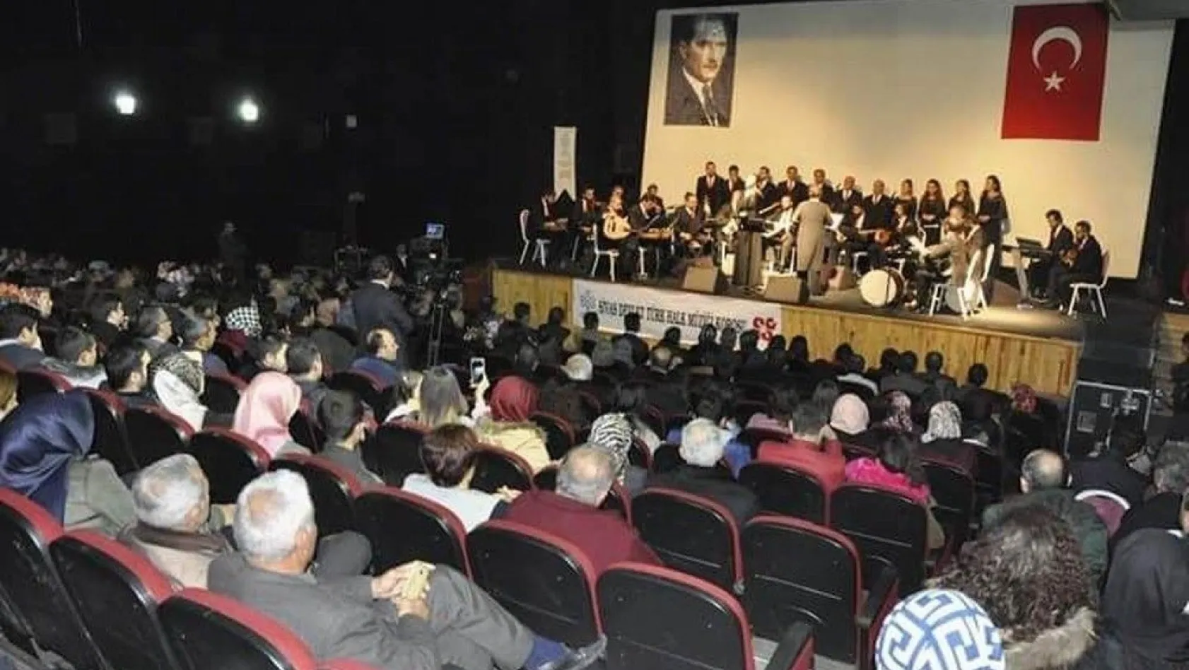 Türk Halk Müziği Korosu'ndan Gürün'de konser
