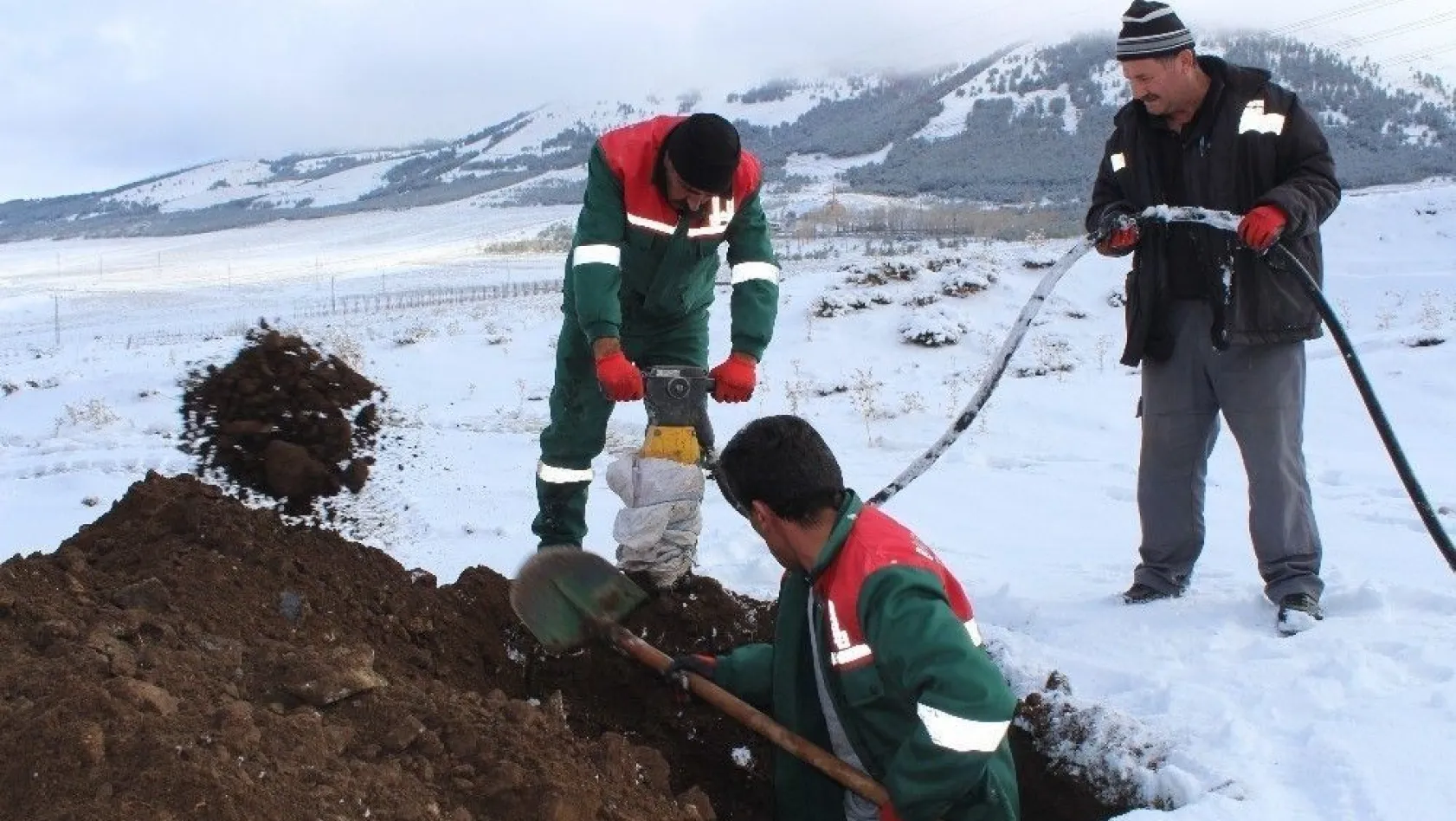 Toprağın buz tuttuğu Erzurum'da toplu mezar kazılıyor

