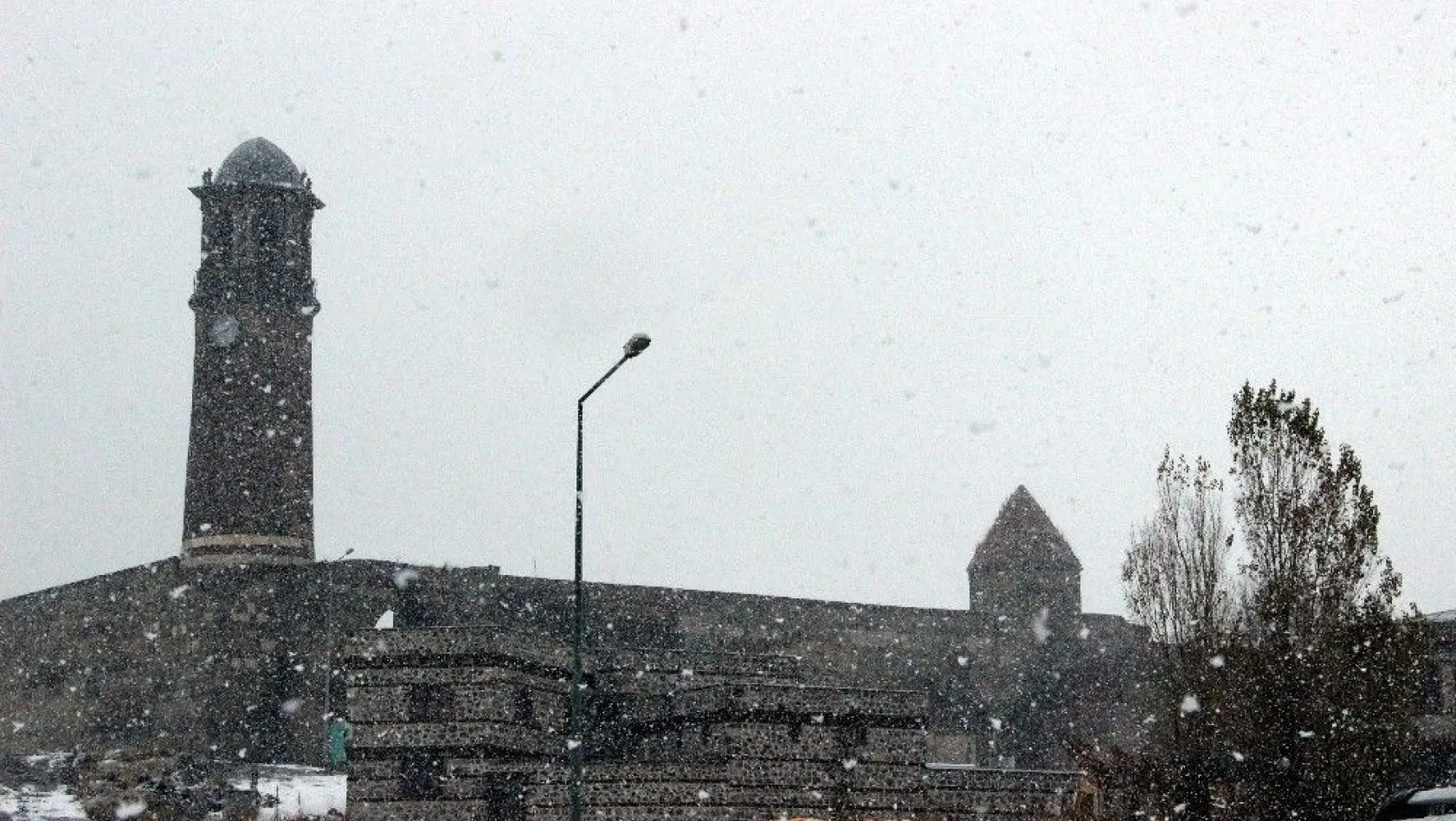 Erzurum'da lapa lapa kar yağışı
