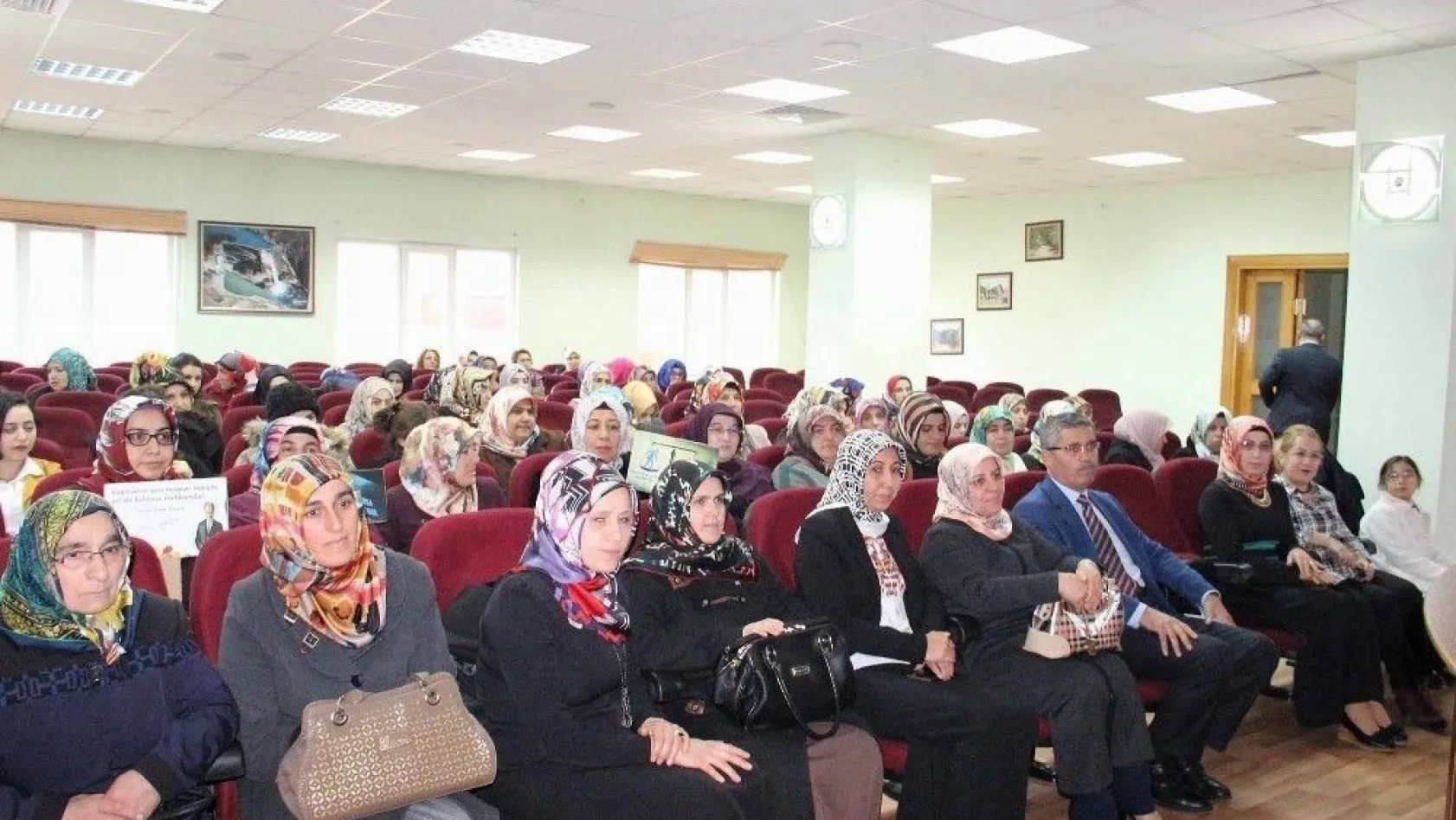 Suşehri'nde Kadın Hakları Günü konferansı
