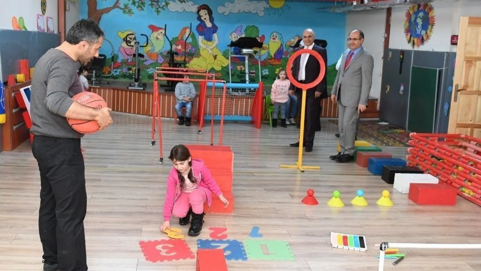 Ali Korkut, Erzurum Özel Eğitim Uygulama Merkezini ziyaret etti
