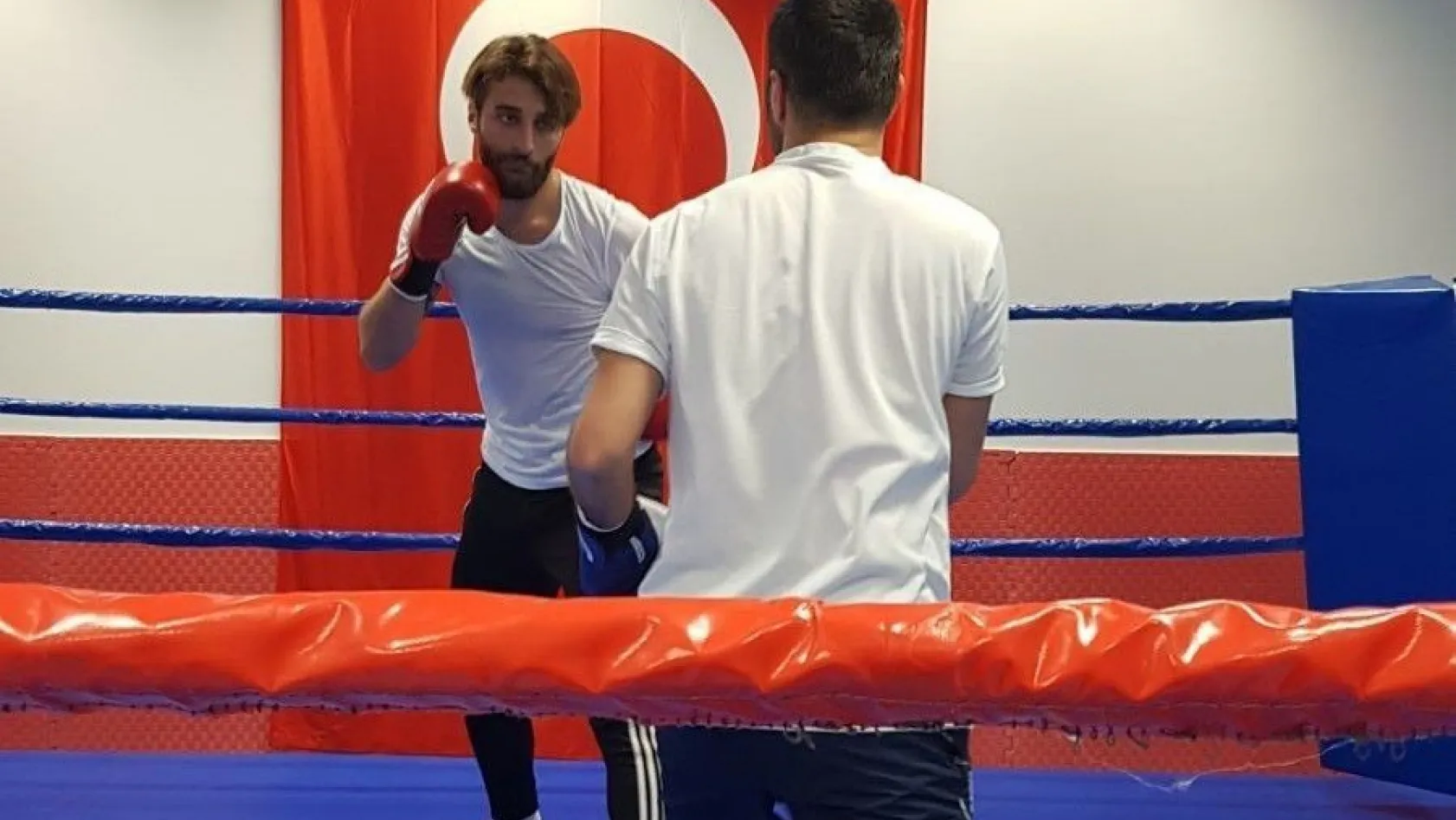 Elazığsporlu Alpaslan ile milli boksör Yakup Kılıç, ringde karşılaştı