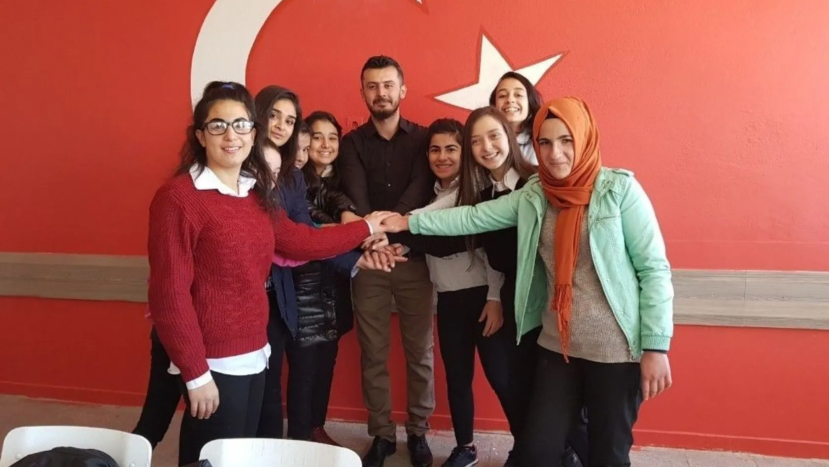 Sınıflarını, Türk bayrağıyla donattılar
