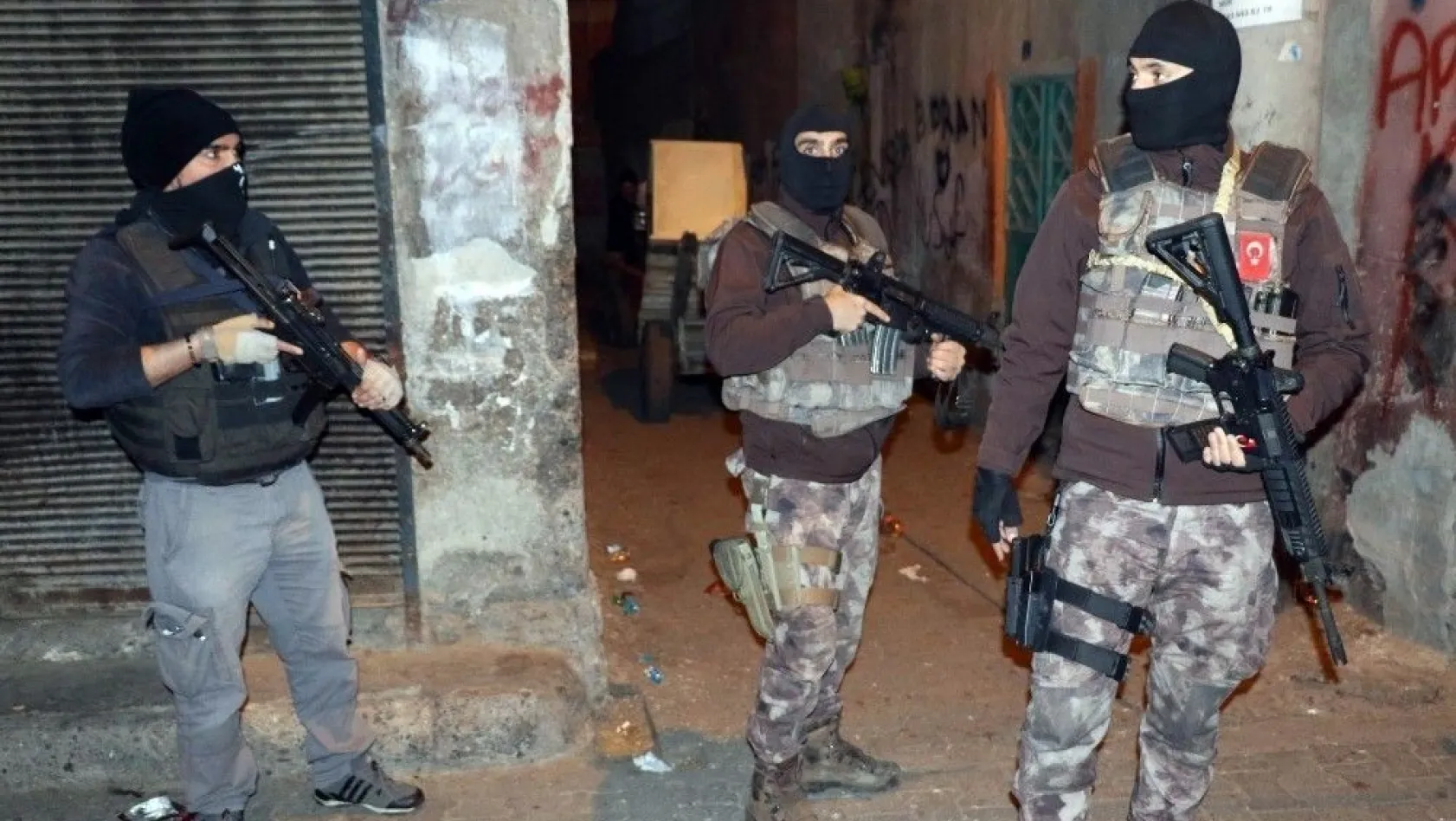 Diyarbakır'da 900 polis ve dedektör köpeklerle asayiş uygulaması
