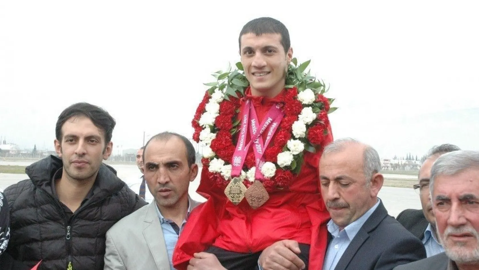 Şampiyon yüzücü Beytullah Eroğlu'na Kahramanmaraş'ta coşkulu karşılama
