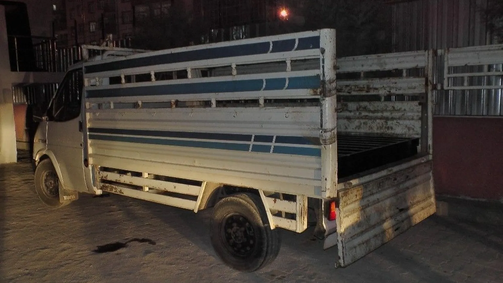 Diyarbakır'da kamyonetin demir profillerine gizlenmiş 50 kilo esrar ele geçirildi
