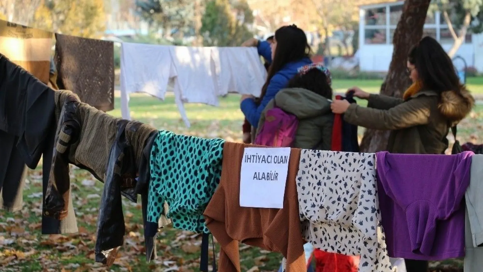 Türkiye'nin dört bir yanından gelen yardımları 'Askıda elbise' ile yardıma muhtaçlara ulaştırıyorlar
