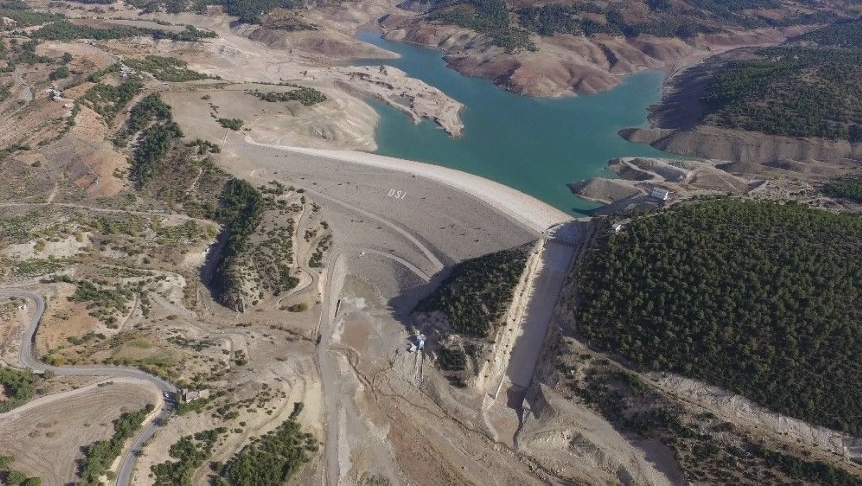Ayvalı Barajı'nda su seviyesi yüzde 8'e düştü
