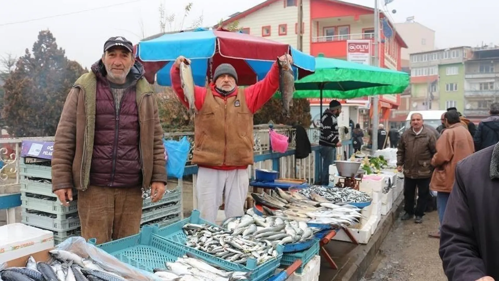 Halk Pazarında balık tezgahlarına ilgi yoğun
