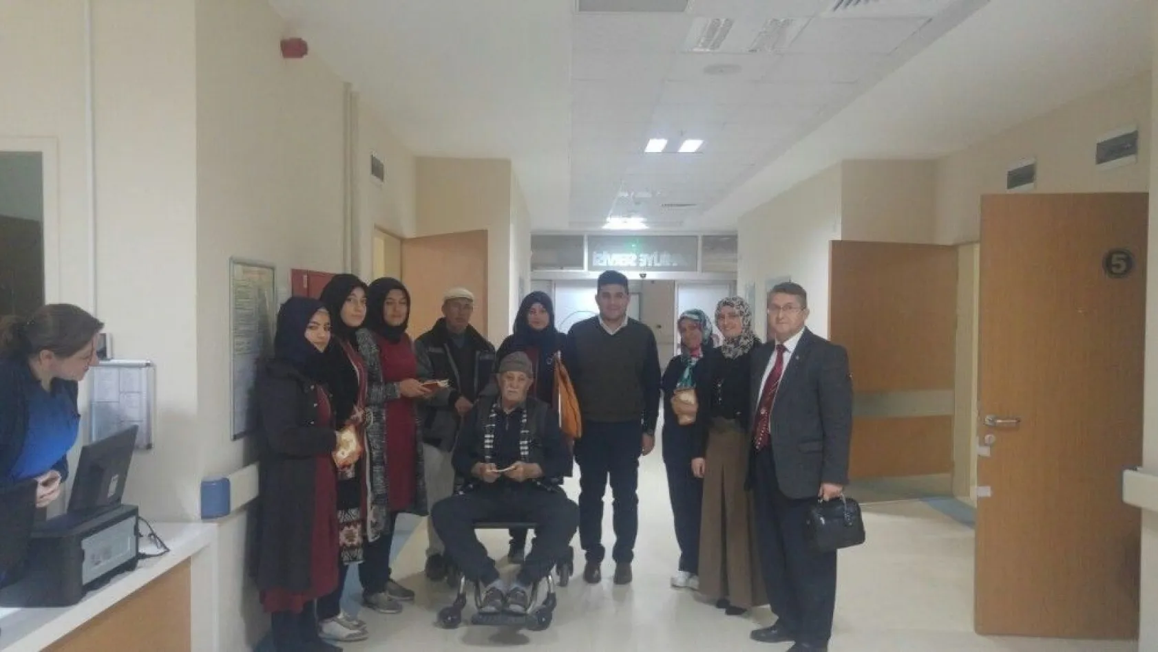 Öğrencilerden yaşlı hastalara ziyaret
