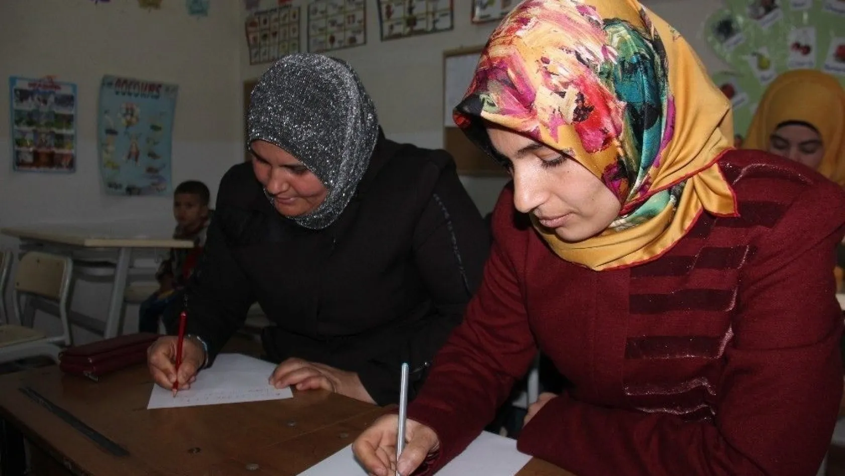 Suriyeliler 'Türkçe' öğrenerek hayata tutunuyor
