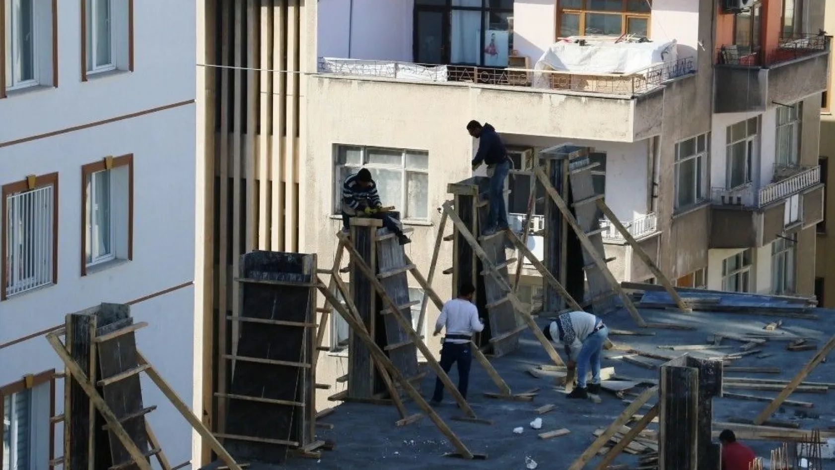 Diyarbakır'da inşaat işçilerinin tehlikeli çalışması