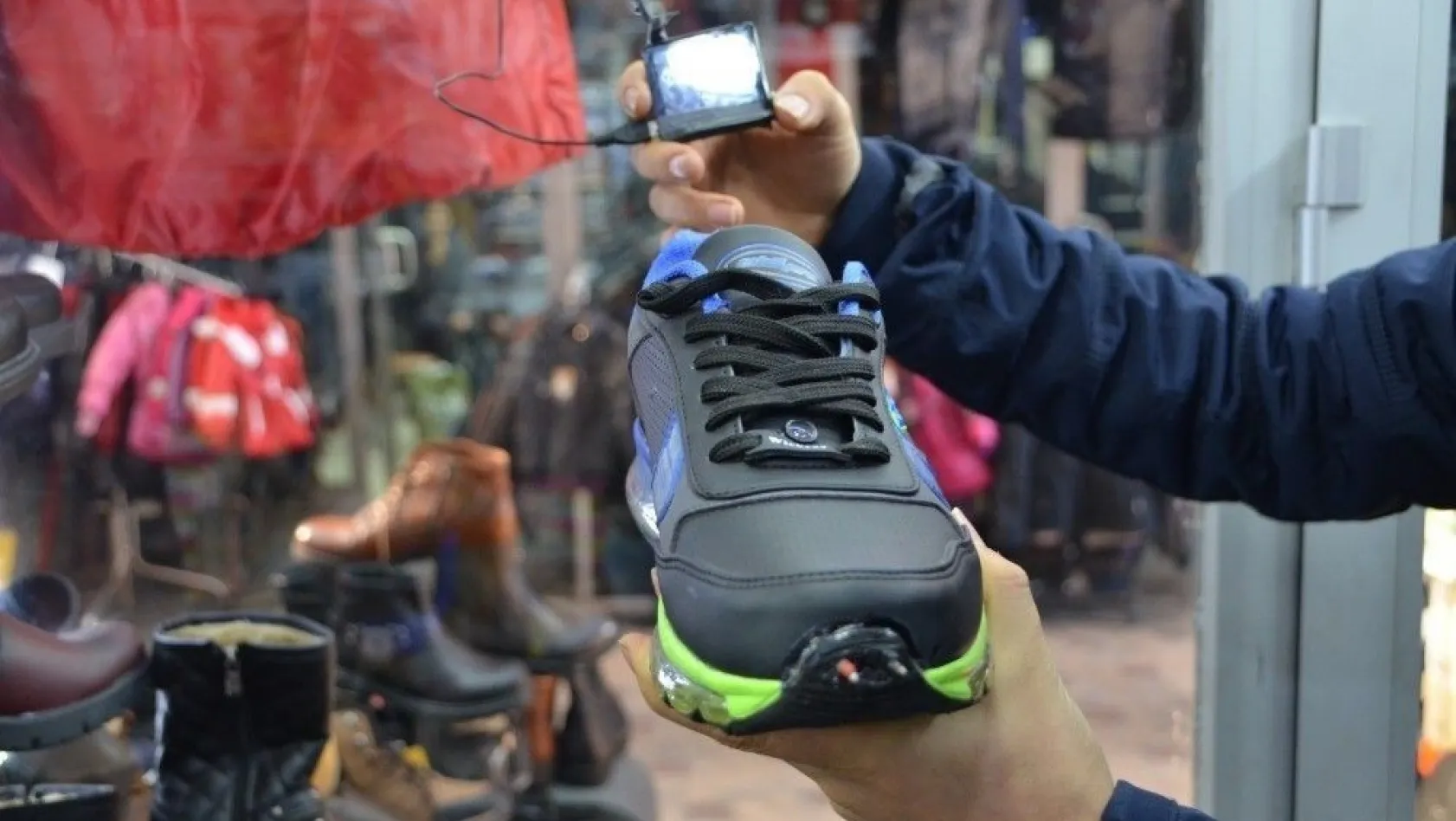 Asker ve polisler için elektroşoklu ayakkabı tasarladı
