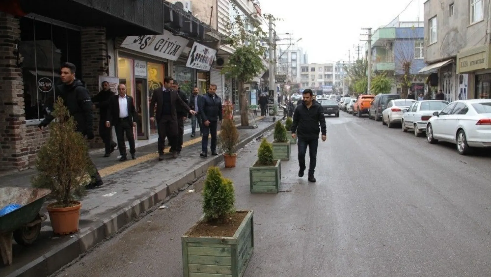 Bismil'de Esnaf Caddesi'ne dekoratif saksı yerleştirildi
