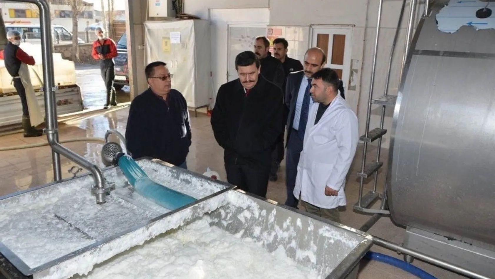 Vali Arslantaş, Erzincan Süt Toplama Soğutma ve Süt Analiz Merkezi'ni İnceledi
