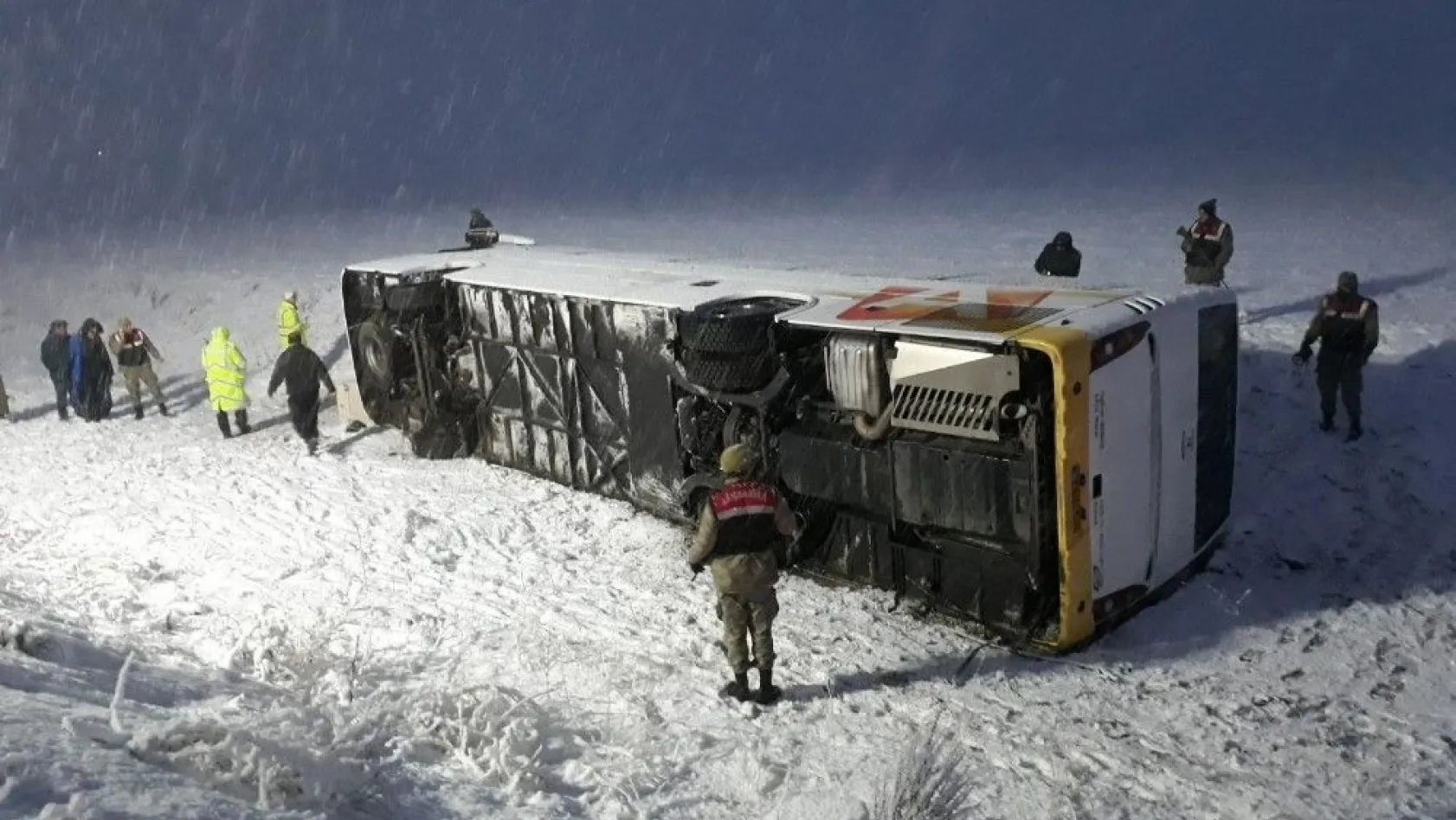 İran plakalı yolcu otobüsü devrildi: 18 yaralı
