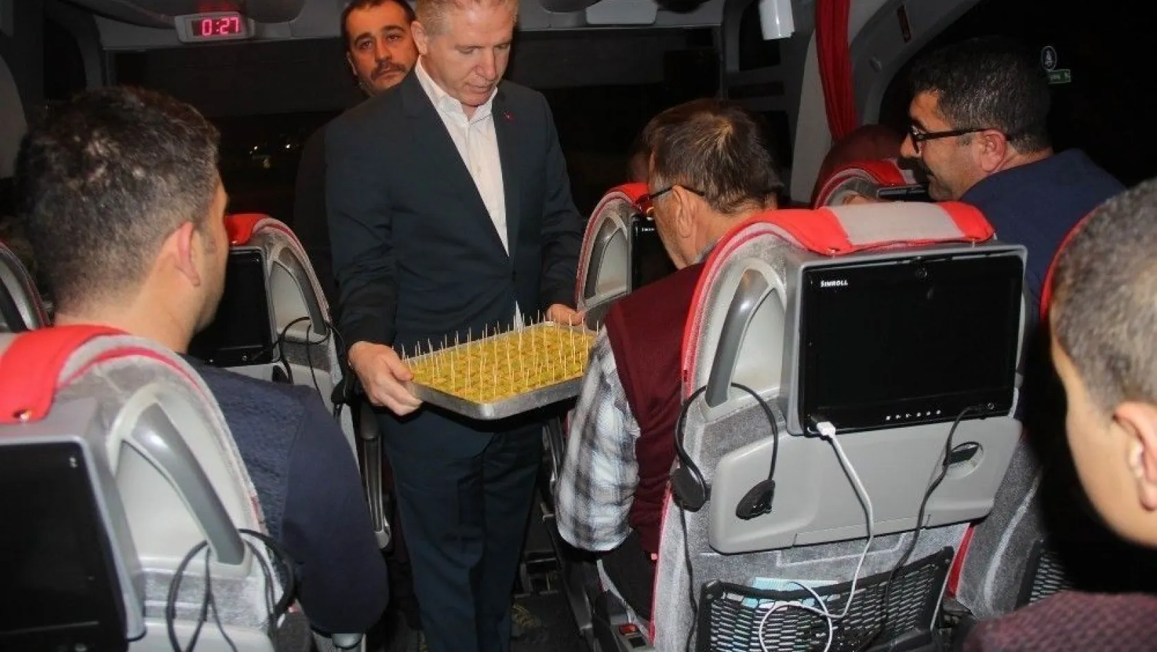 Vali Gül, yeni yıla otobüste giren yolculara tatlı ikram etti
