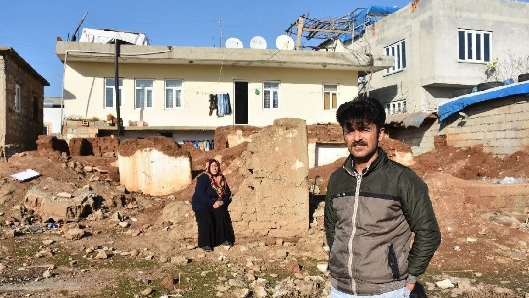 Evi yıkılan aile, uzanacak yardım elini bekliyor

