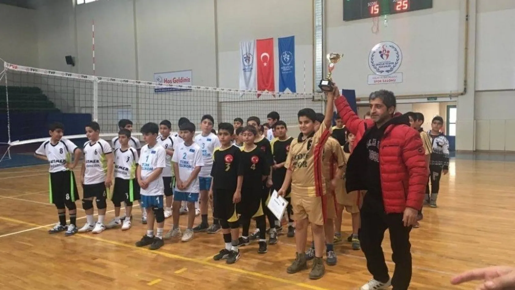Mini Voleybol Turnuvasının şampiyonu Yavuz Selim Ortaokulu oldu
