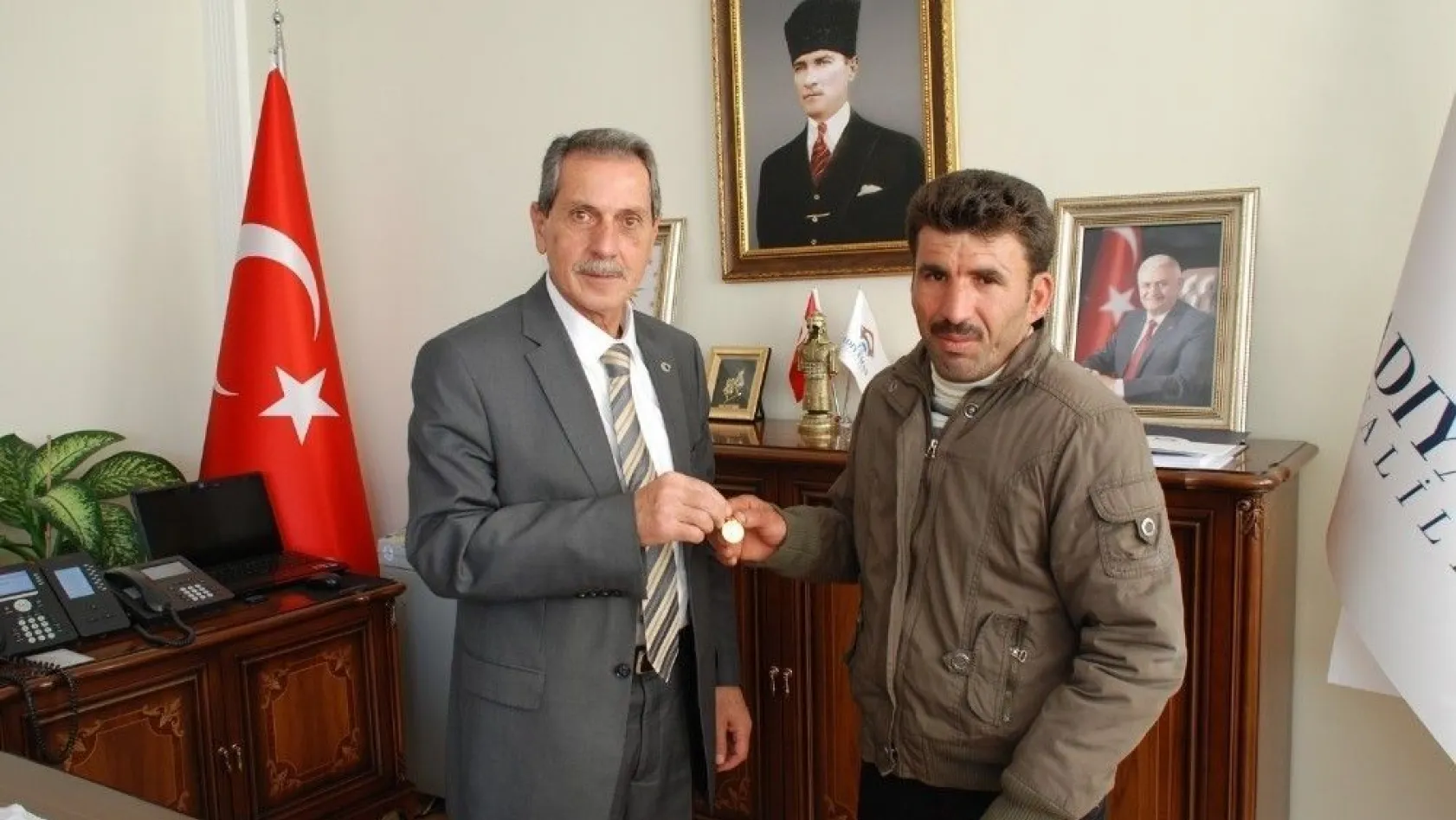 Altın bulan Suriyeli vatandaş Vali tarafından ödüllendirildi
