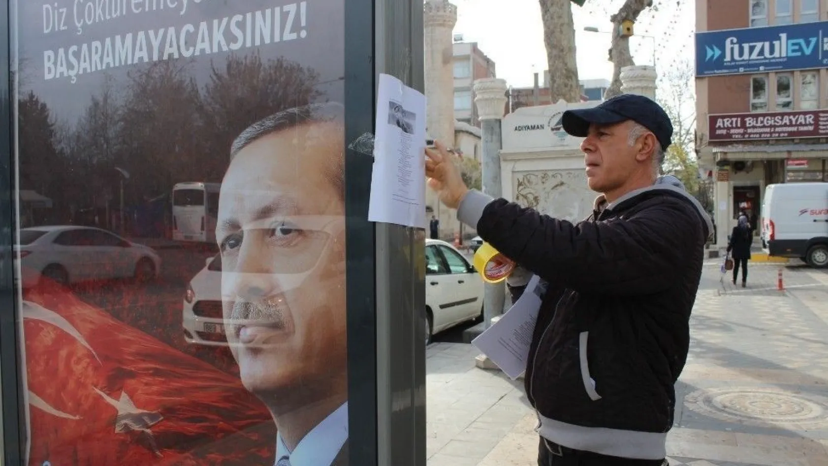 Cumhurbaşkanı Erdoğan'a yazdığı şiirle Adıyaman sokaklarını süsledi

