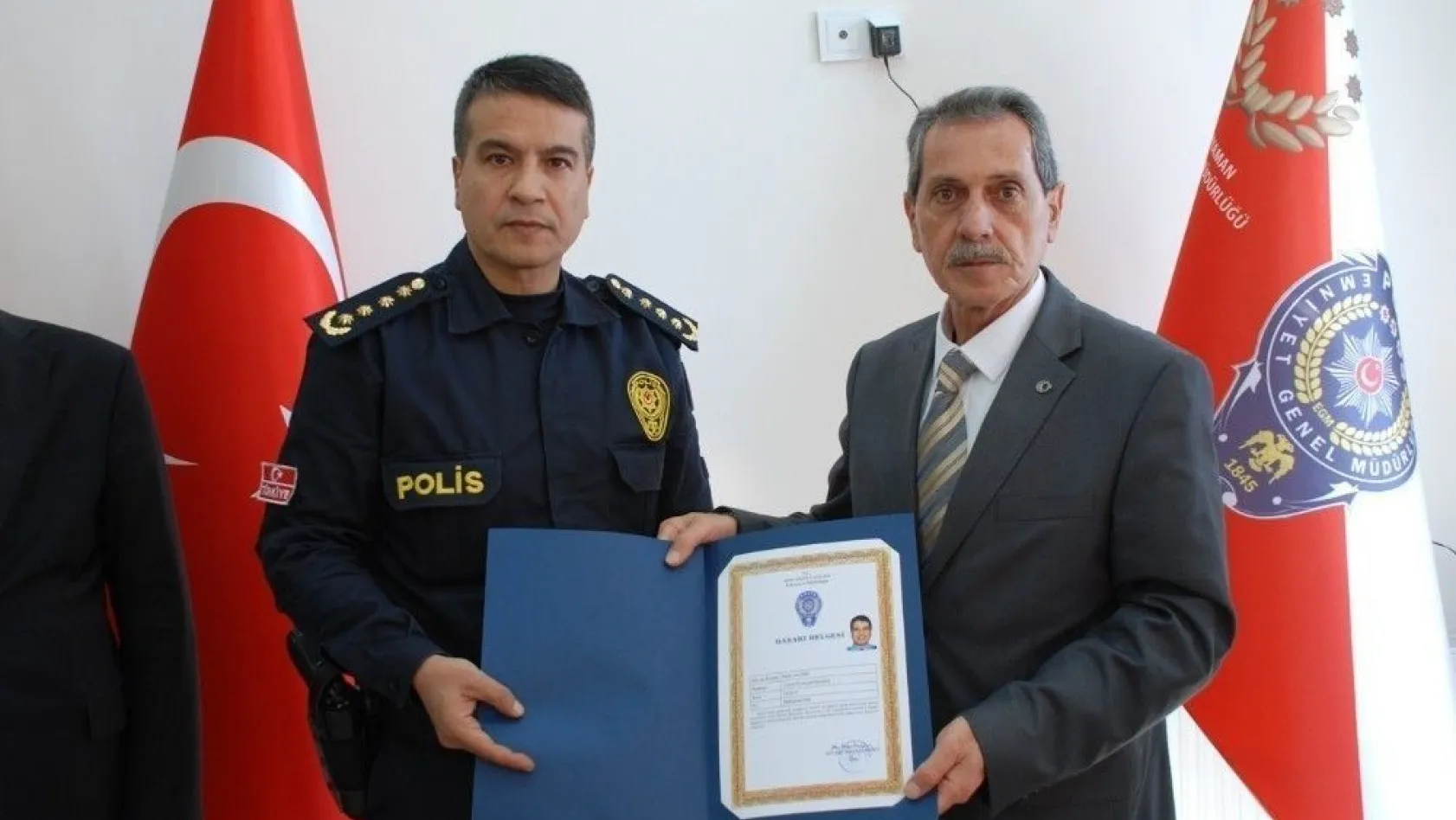 Vali Kalkancı'dan polislere başarı belgesi
