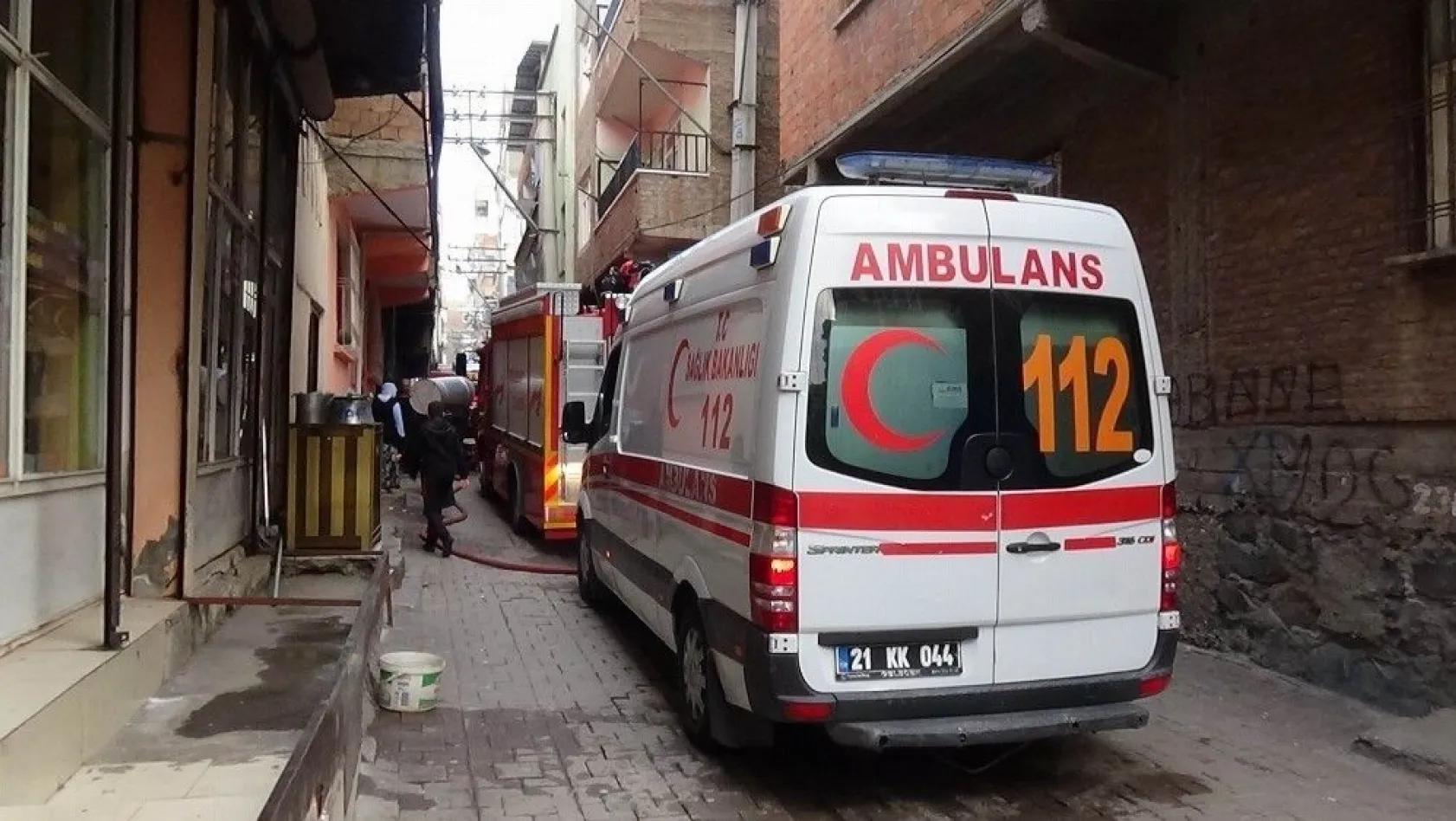 Diyarbakır'da korkutan yangın: 6 kişi dumandan etkilendi
