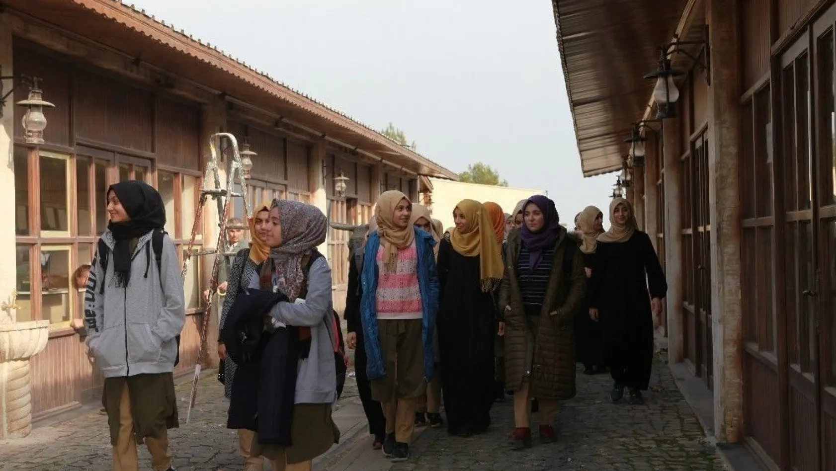 Kız öğrenciler Adıyaman Üniversitesini gezdi
