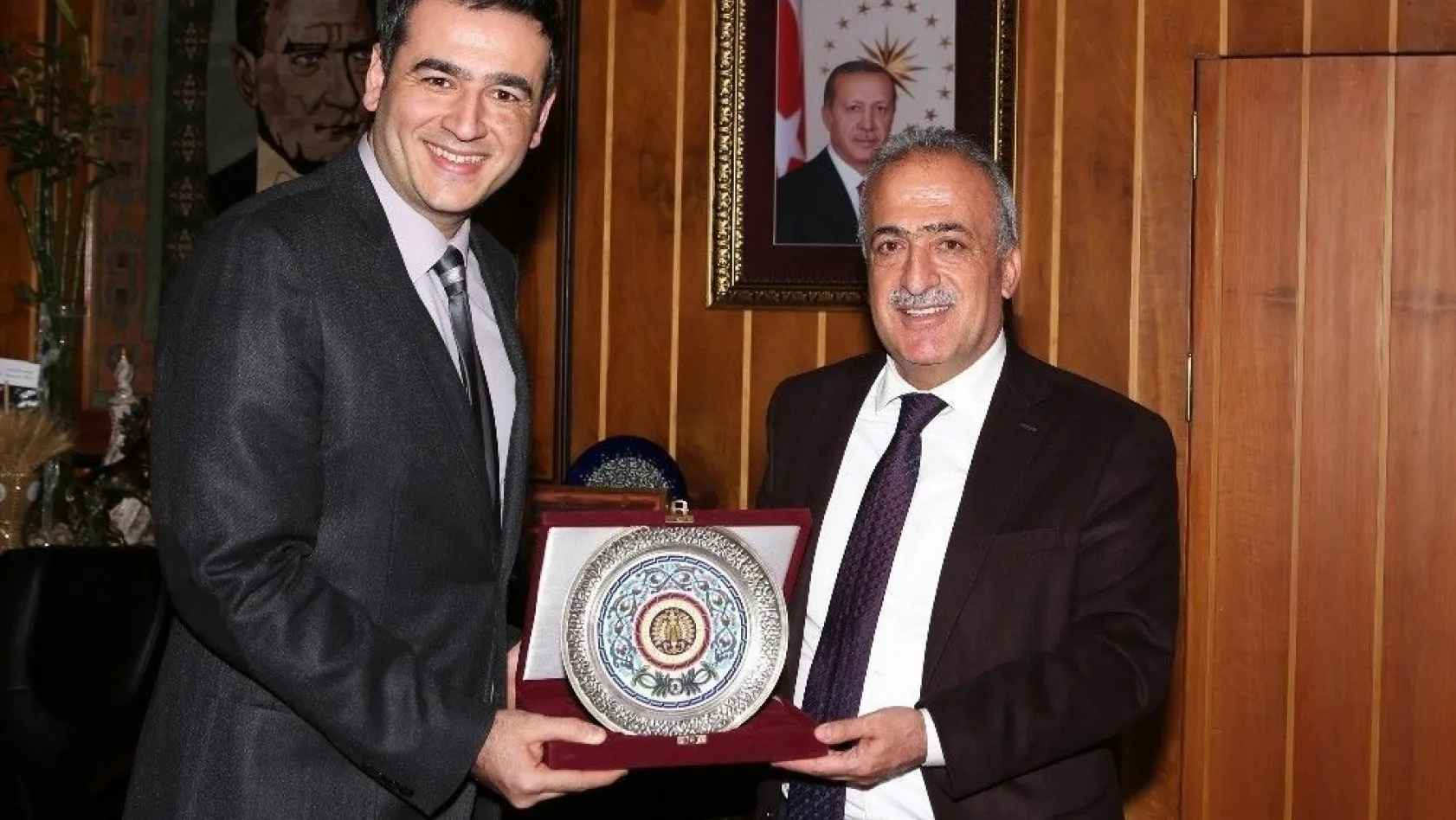 Rektör Çomaklı, TÜBİTAK Teşvik Ödülü Alan Doç. Dr. Önder Metin'i Tebrik Etti
