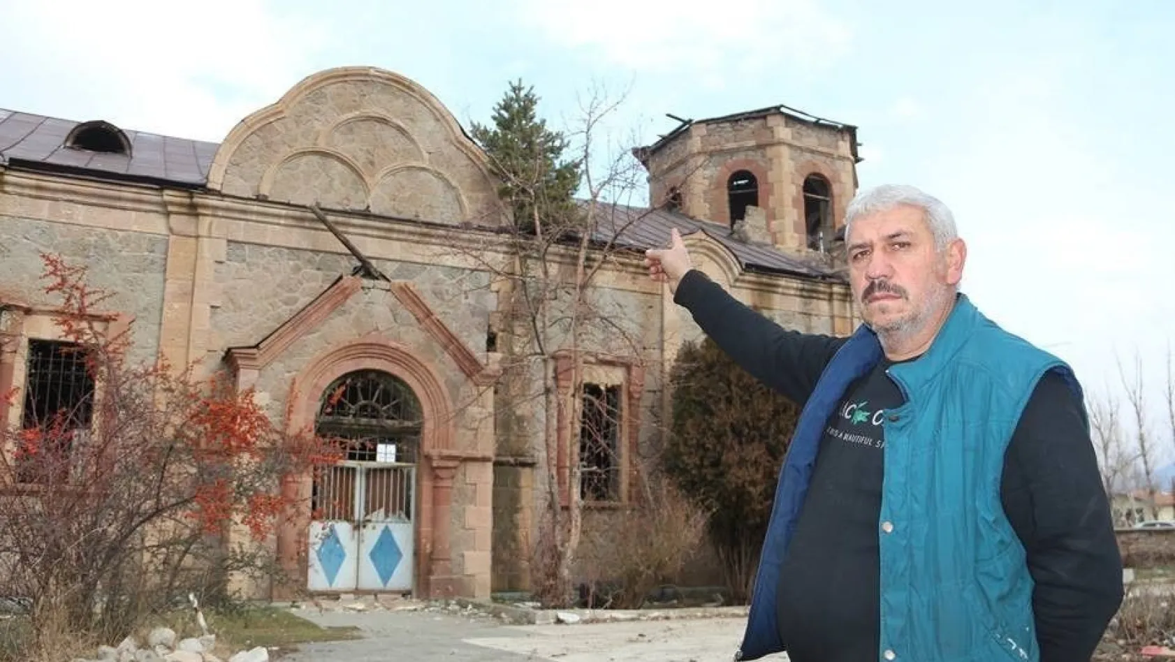 Rus Ortodoks Kilisesi'nin çatısında çam ağacı çıktı
