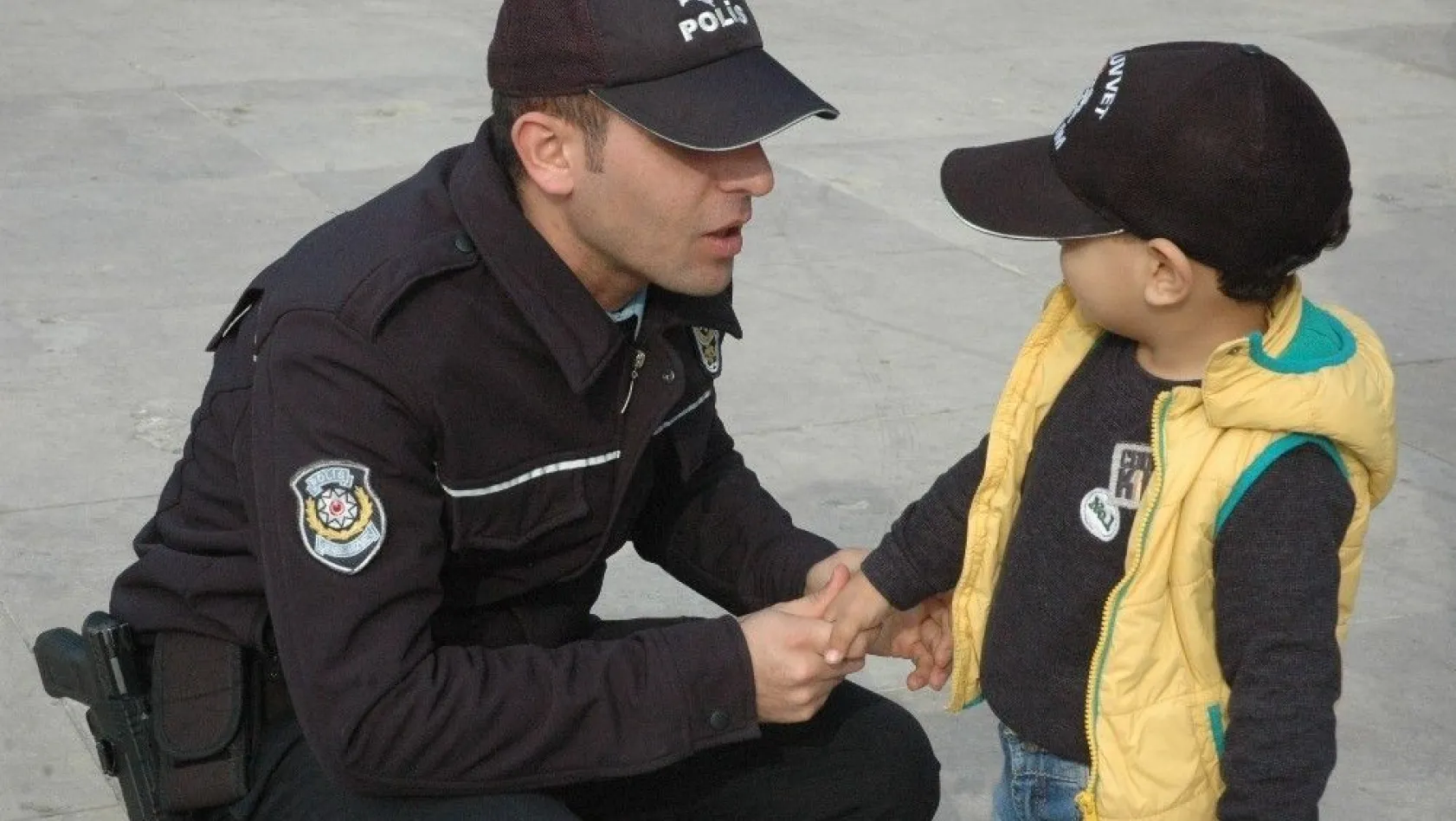 2 yaşındaki Baki'nin hayali polis olmak
