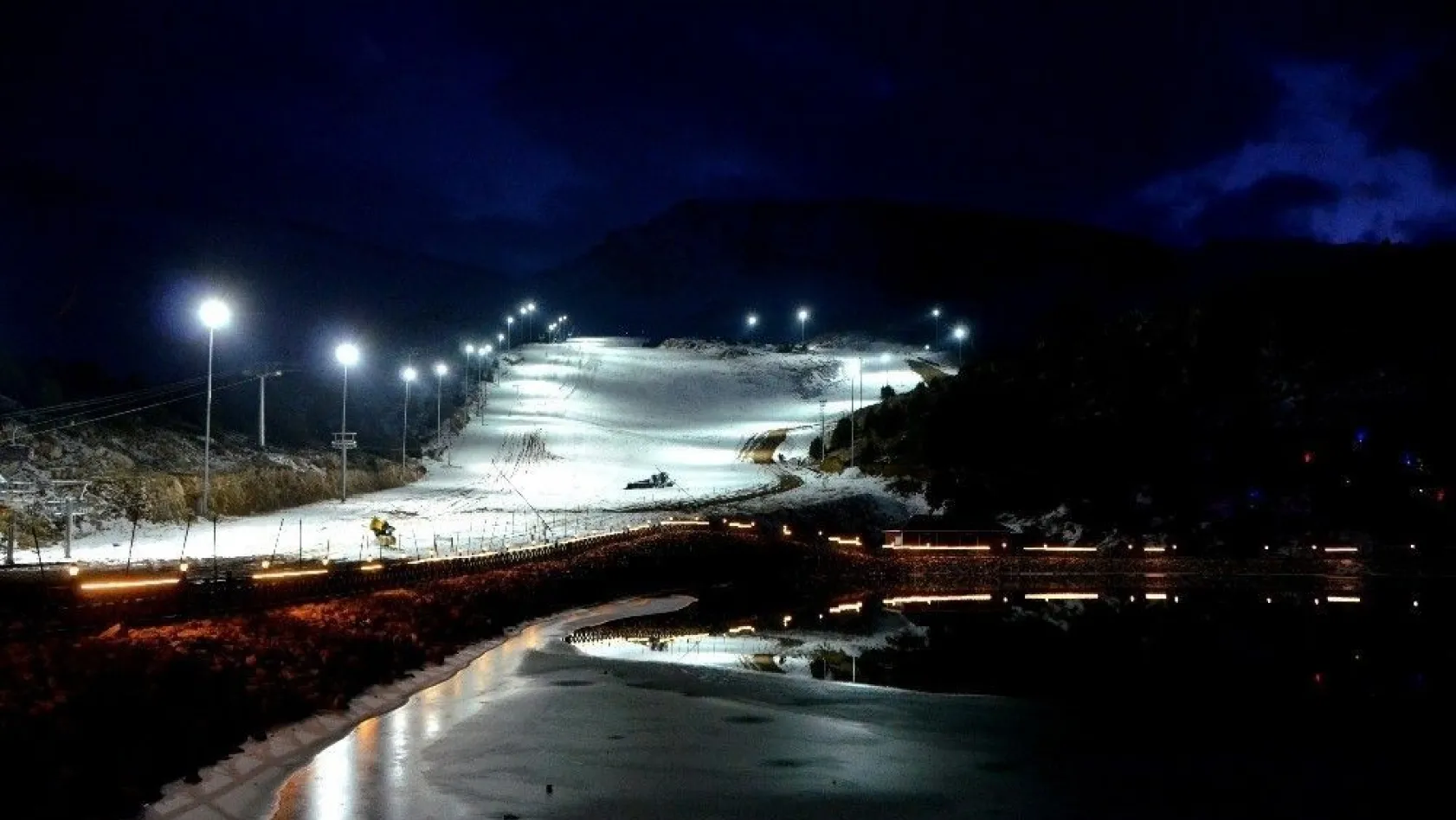 Ergan Dağı kayak merkezinin gece manzarası büyüledi
