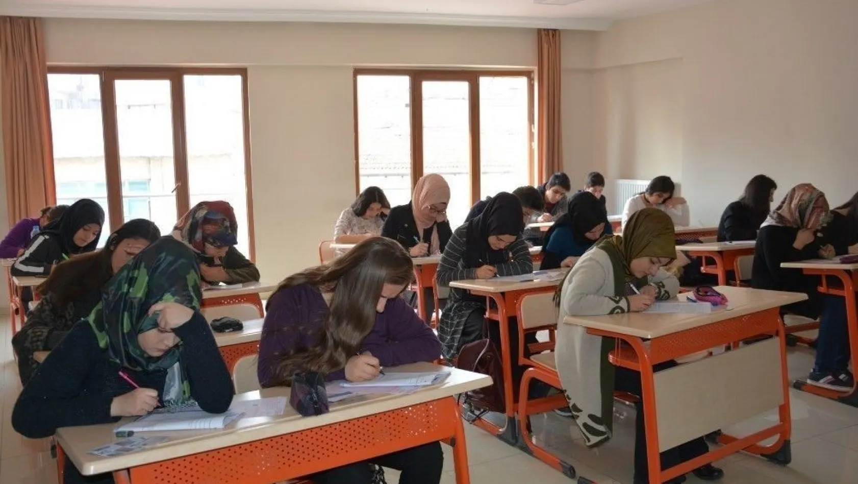 Malatya'da bursluluk sınavına yoğun ilgi
