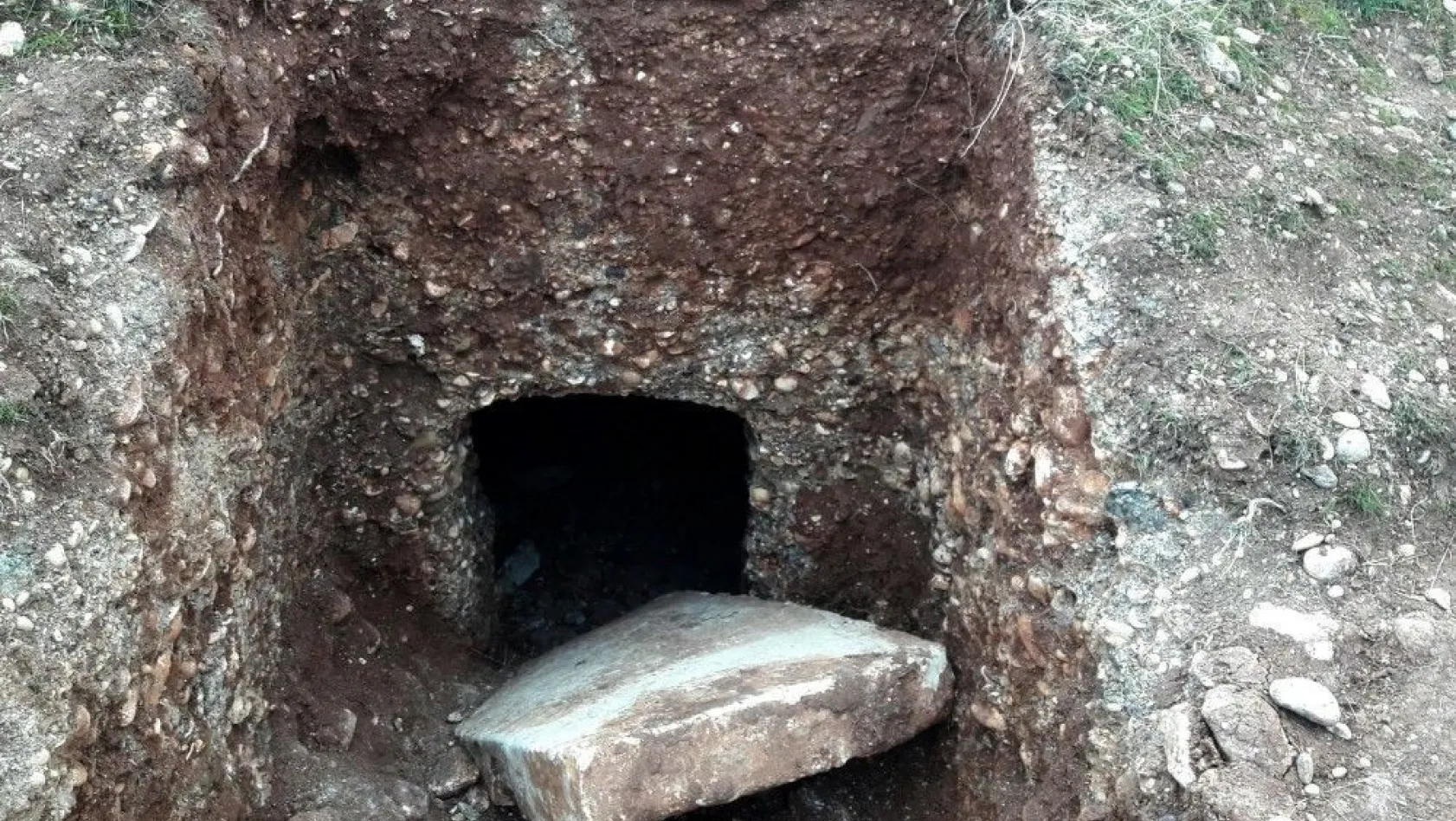 Kaçak kazıda Roma Dönemine ait oda mezar bulundu
