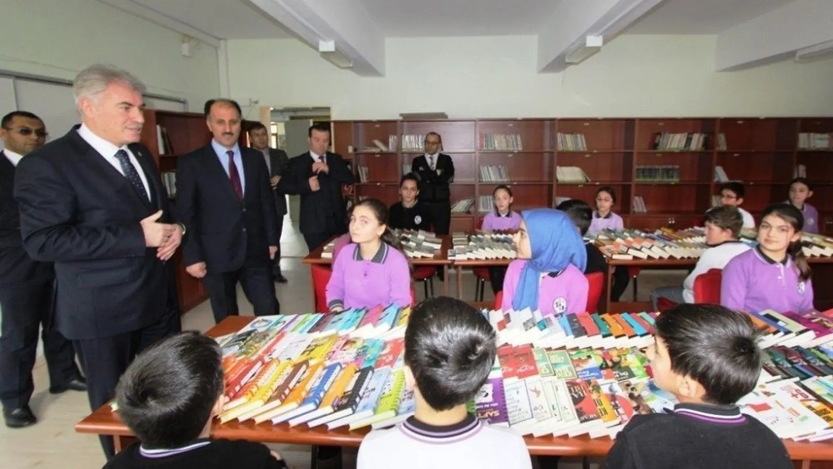 Bayburt Belediyesi'nin okul kütüphanelerine kitap bağışları devam ediyor
